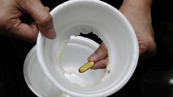 部分魚油產品所含EPA、DHA之型態及含量可能造成保麗龍溶解，為正常現象，針對近日新聞媒體報導有民眾自行送驗市售魚油產品檢出極微量之甲苯及苯，懷疑魚油含有機溶劑，並引起保麗龍溶解的原因，衛生署食品藥物管理局再度強調，依據有關科學原理，魚油所含 EPA、DHA型態及含量不同，係造成保麗龍溶解之原因，為正常現象，而非含有有機溶劑。