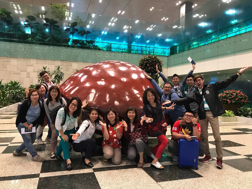 這是新加坡樟宜機場的裝置藝術~好大一顆相思豆,我們團隊夥伴圍著它一起拍照。
