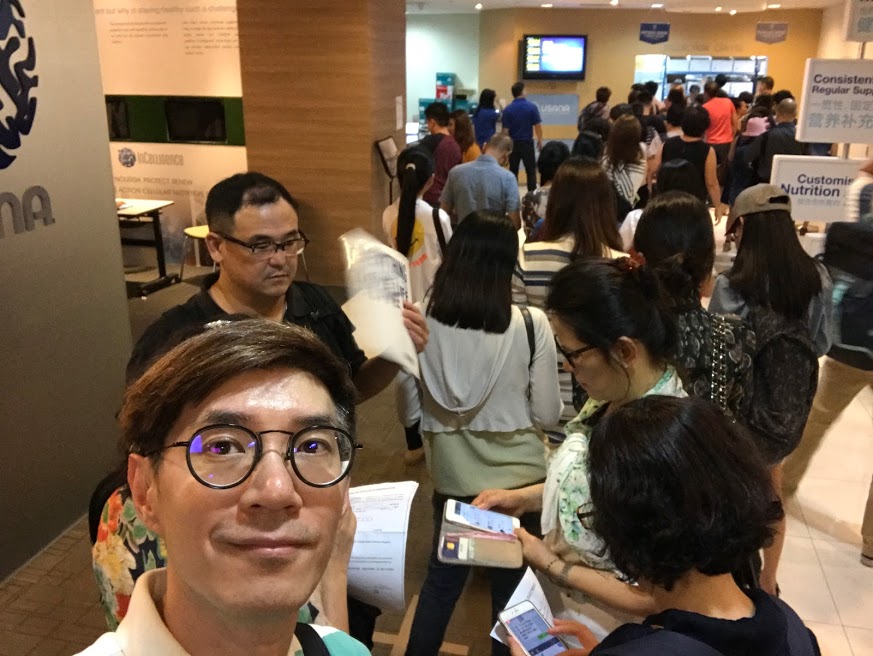 我們到USANA新加坡公司領產品。