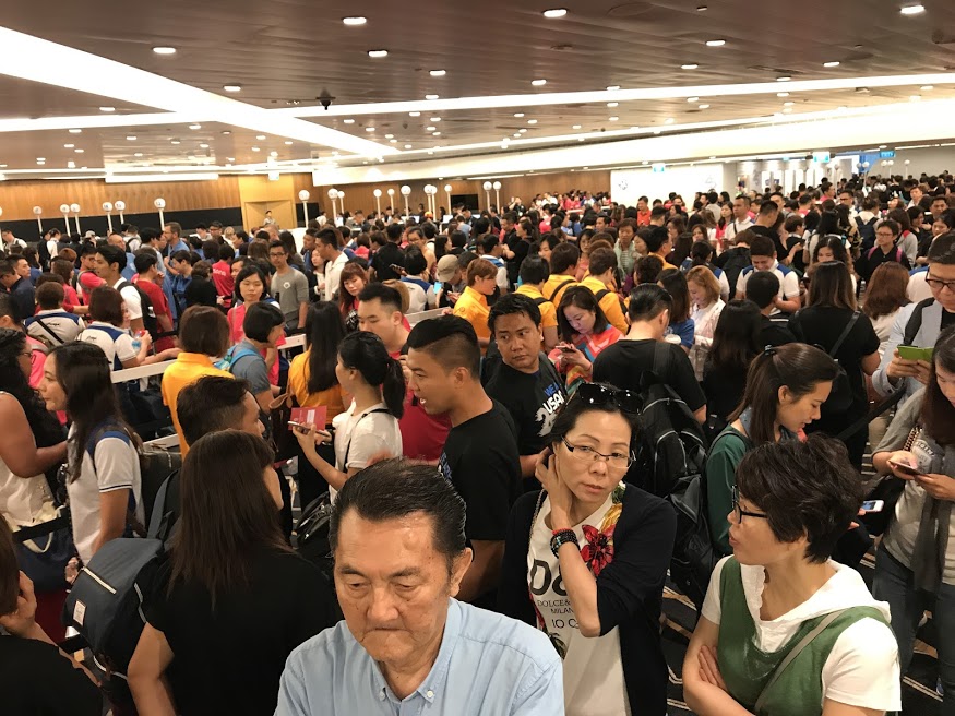 年會第一天登場,一大早各國的夥伴都來排隊報到,現場人山人海。