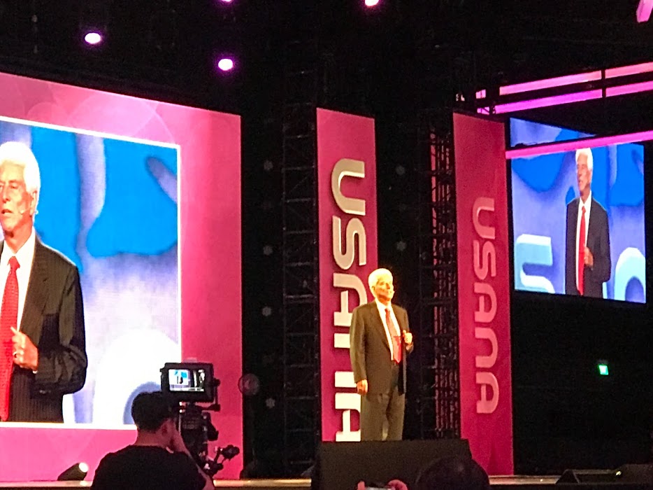 第一次在年會的會場看到USANA創辦人華斯博士,超感動的耶。