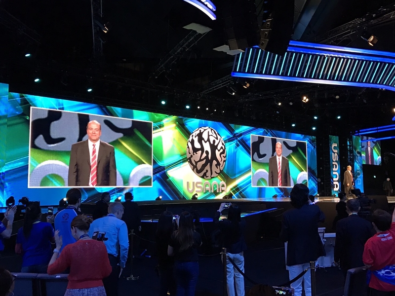 這是USANA公司的第一位直銷商,他上台和大家分享在25年前他是如何開始經營USANA的、他的分享中其中有一段非常令人感動~就是他在經營一段時間後,慢慢的有了USANA公司所給的週薪後…覺得這個家庭的經濟總算是沒有問題了,我聽到這段真的感動到哭,因為我同樣感受到因為這個平台而改善了經濟狀況的喜悅,讓生活多了一份自在感的快樂!