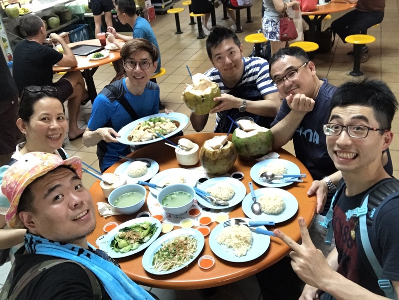 和夥伴一起到新加坡的大排檔吃海南雞飯。