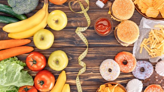 加工品、速食,通常缺乏營養素及膳食纖維,讓人們的身體漸漸地走向隱性饑餓的情況,透過 營養補充品 ,可以補充食物中不足夠的營養素。